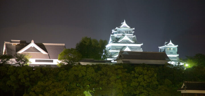 Die Burg von Kumamoto bei Nacht.