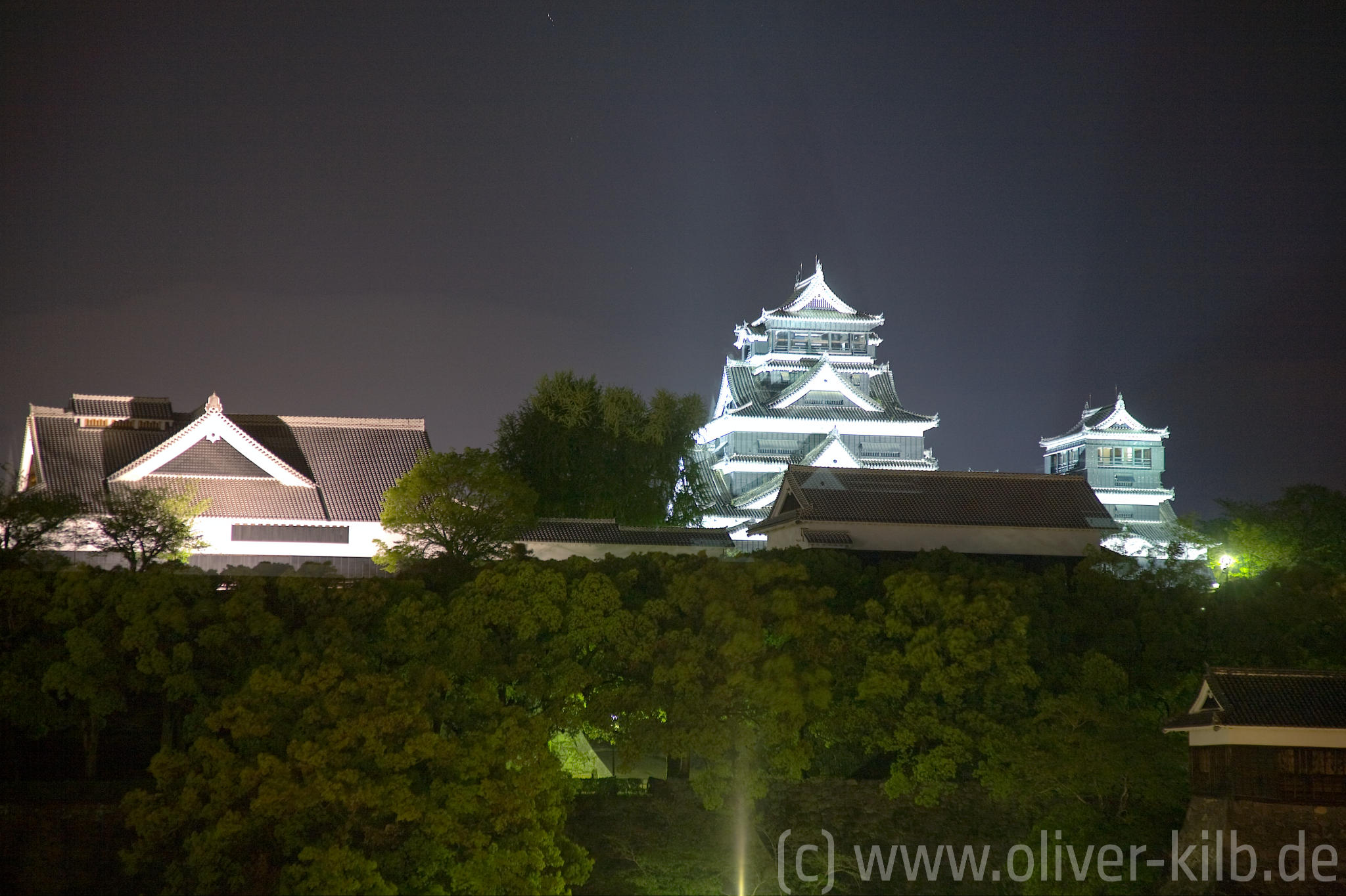 Die Burg von Kumamoto bei Nacht.