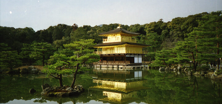 Der Goldene Tempel (Kinkaku-Ji) in Kyoto.