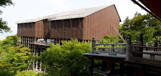 Der teilweise verhüllte Kiyomizu-dera.