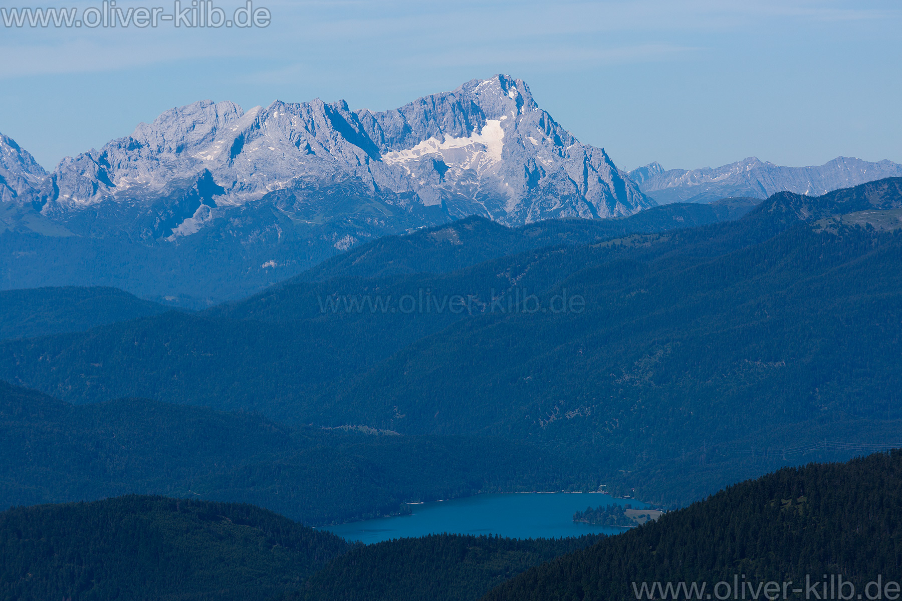 Direkter Blick: Vom Latschenkopf über den Walchensee bis zur Zugspitze.