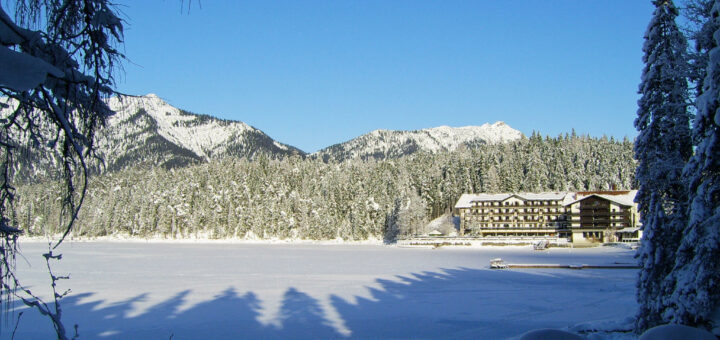 Blick über den Eibsee zum Eibseehotel.