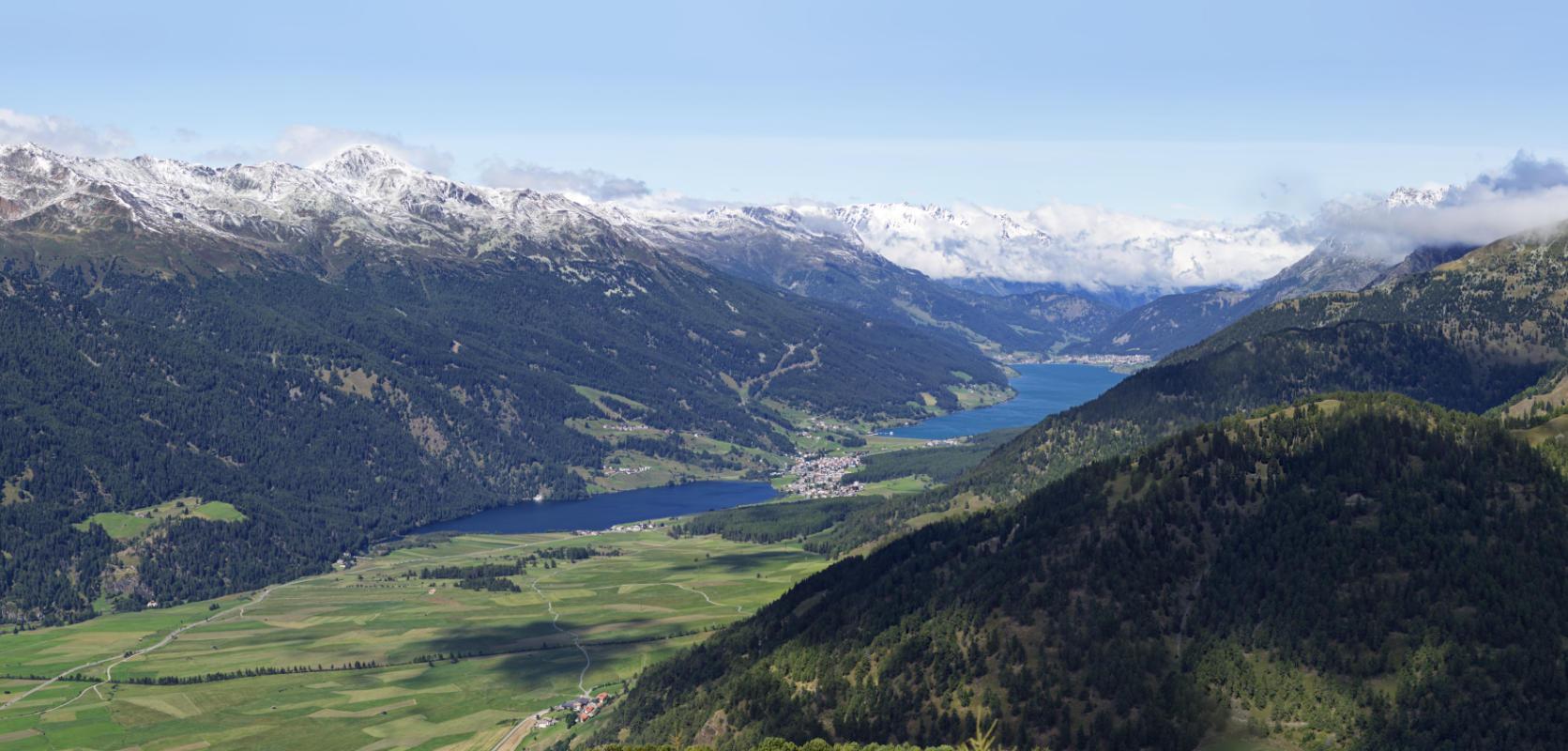 Blick von der Spitzigen Lun auf den Reschensee.