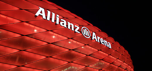 Die Allianz Arena bei Nacht.