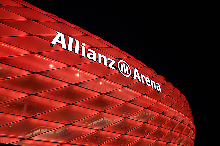 Die Allianz Arena bei Nacht.