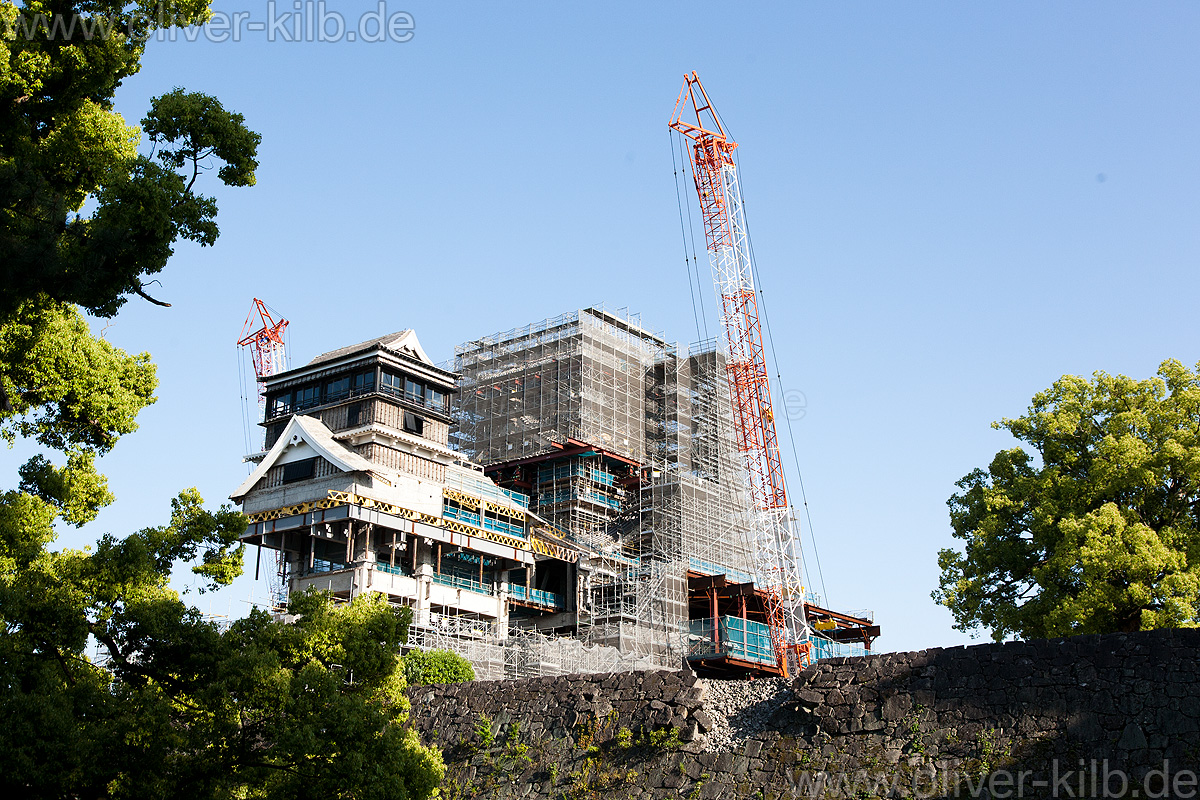 Die Burg von Kumamoto, mit Baukran.