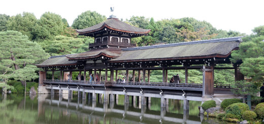 Die Brücke des Heian-Schreins.