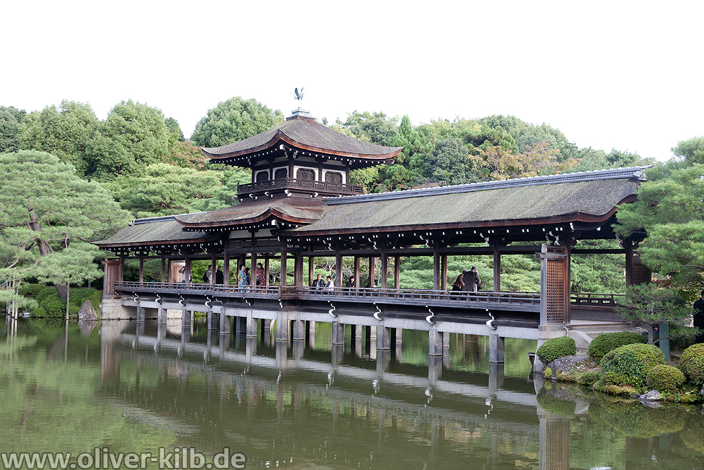 Die Brücke des Heian-Schreins.