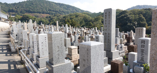 Blick über das Nishi-Otani Mausoleum.