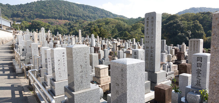 Blick über das Nishi-Otani Mausoleum.